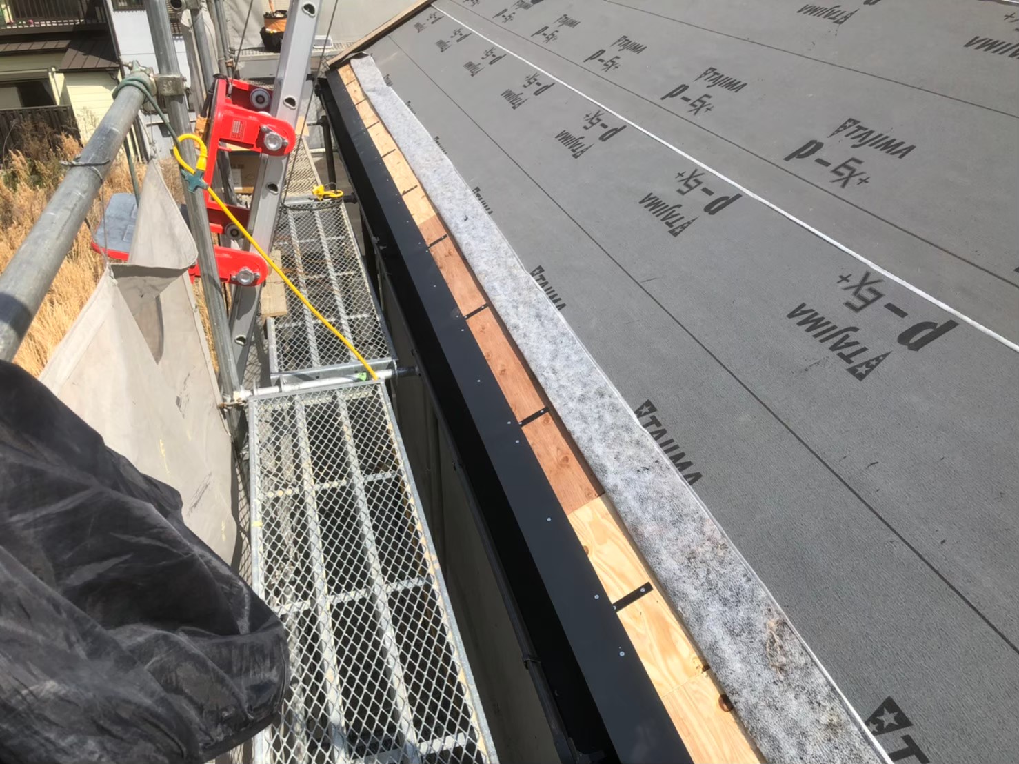 野地板と防水紙の間に板金